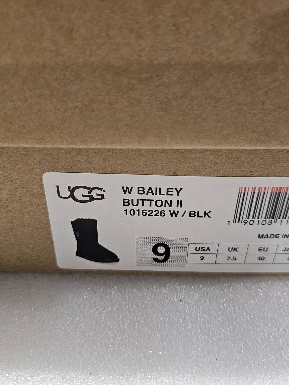 UGG Bailey Button II In BLACK - Picture 6 of 6